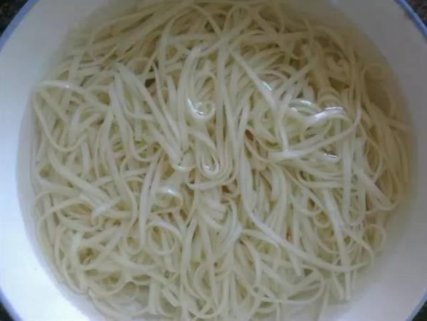煮麵條用熱水還是冷水？答案意想不到